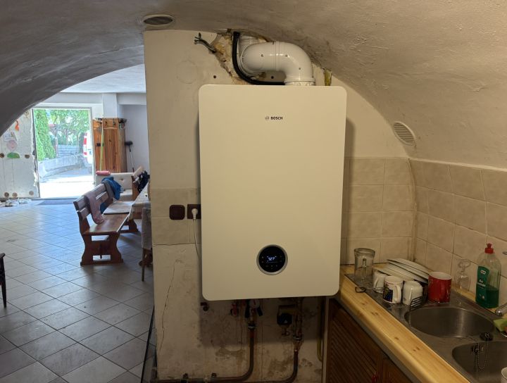 Montáž plynového kondenzačního kotle Bosch CG 5300i - RD Strachotín