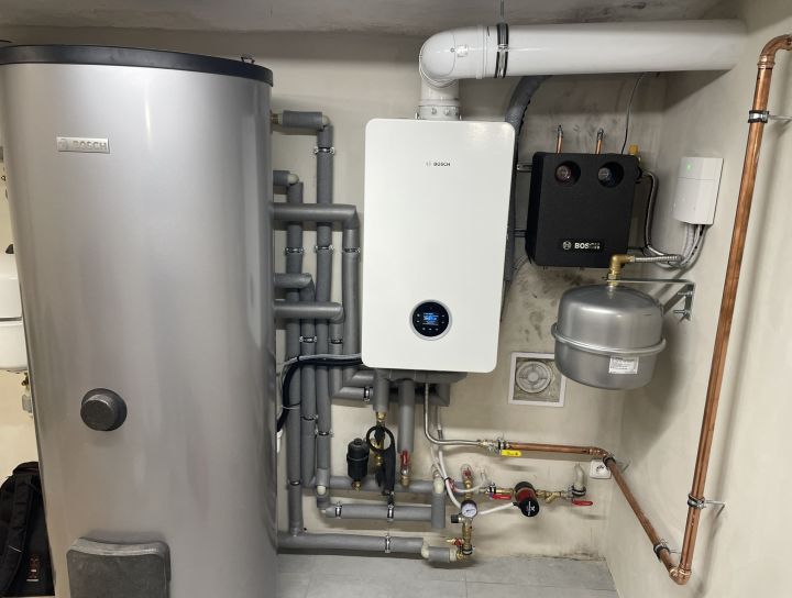 Montáž plynového kotelny a solárních panelů Bosch CG 5700i - RD Velké Pavlovice