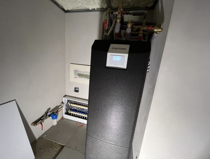 Montáž tepelného čerpadla Stiebel Eltron HPA-O 4 Plus - RD Kobylí