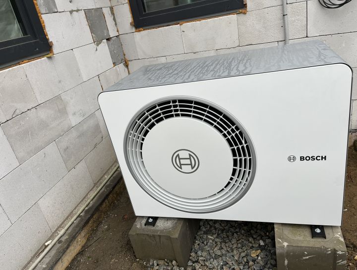 Montáž tepelného čerpadla Bosch Compress 5800i AW 7 - Pouzdřany